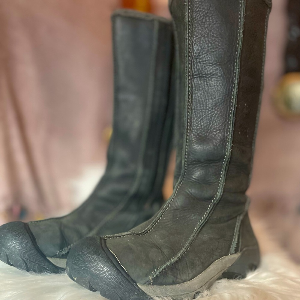 Keen black leather boots